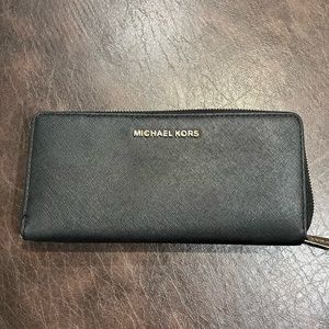 Black Micheal Kors wallet